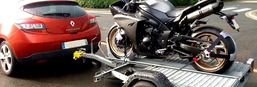 Comment bien fixer une moto sur une remorque